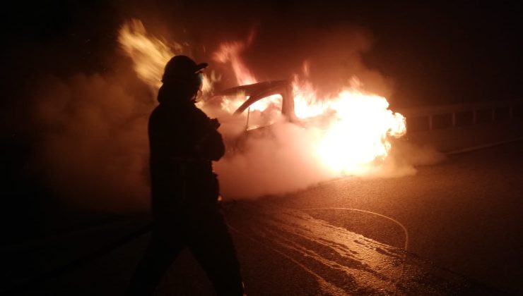 Seyir halindeki araç alev alev yandı