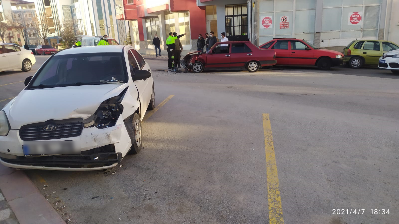Alkollü sürücü polis aracına çarptı: 3 yaralı