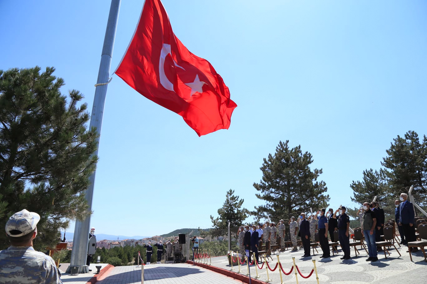 Şanlı Türk Bayrağı göndere çekildi