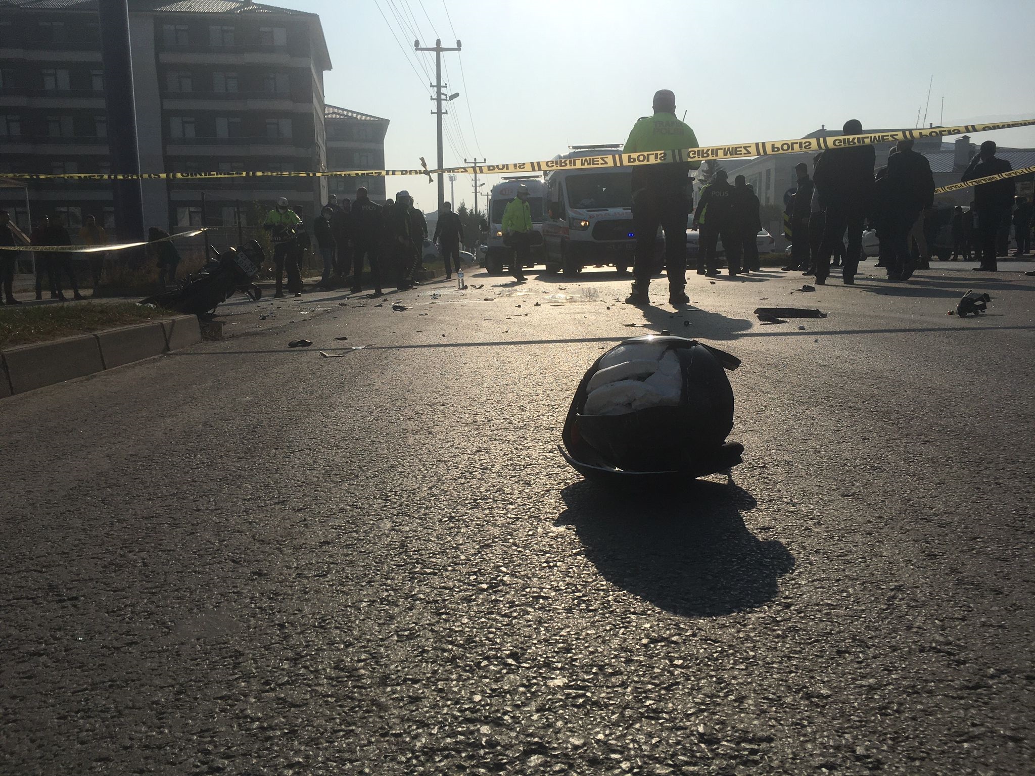 Motosiklet, sivil polis aracına arkadan çarptı: 1’i ağır 2 yaralı (VİDEO HABER)
