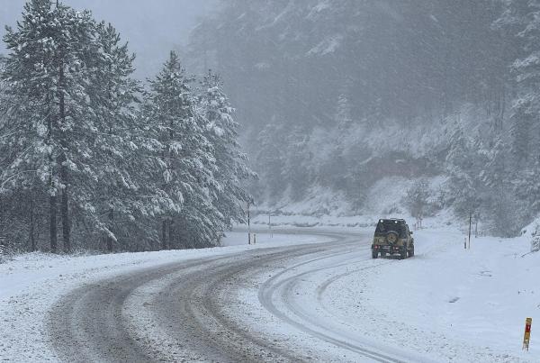 Domaniç’te kar yağışı, ulaşımı aksattı
