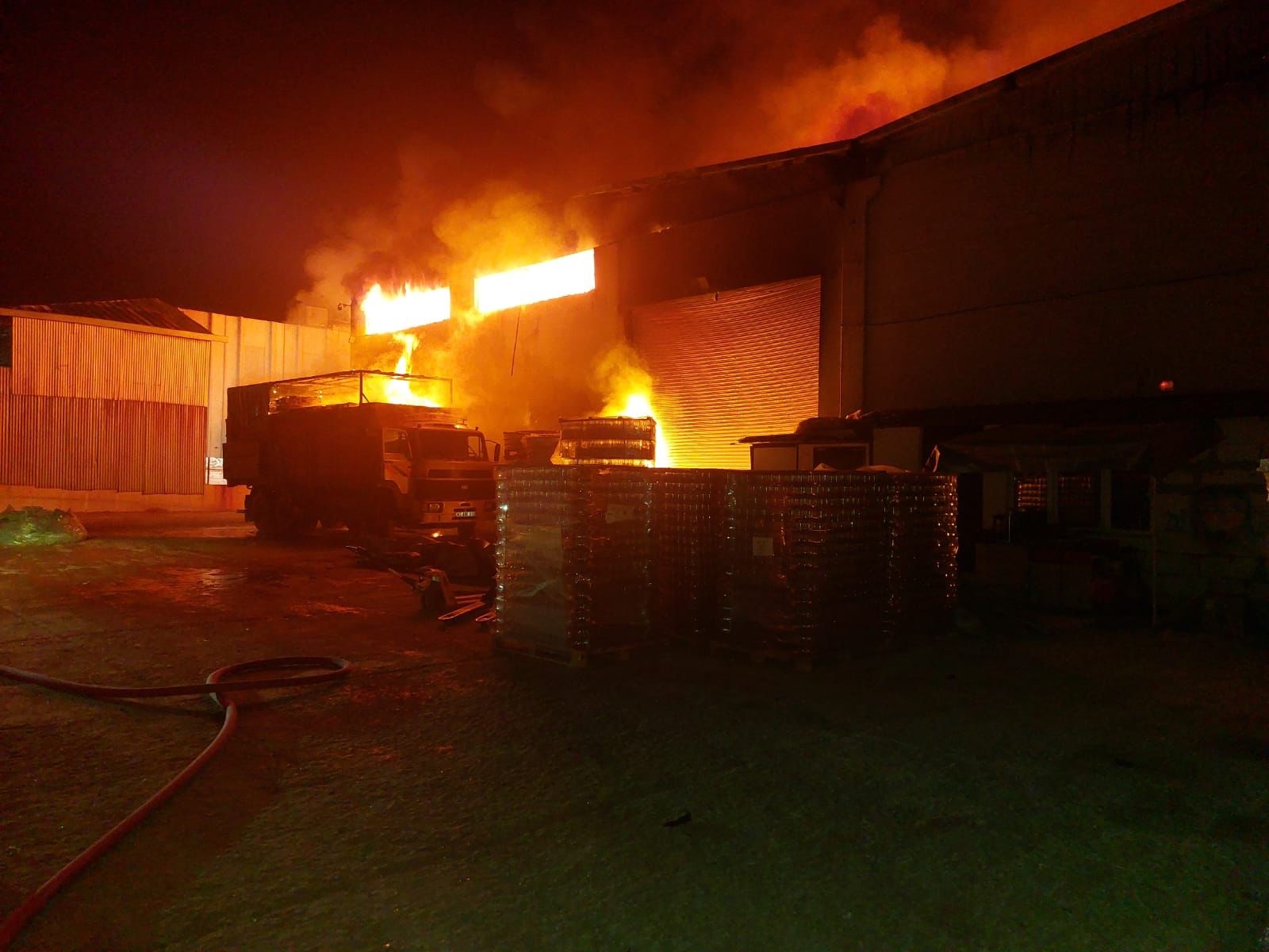 1.OSB’de korkutan yangın! Alevler tüm fabrikayı sardı (VİDEO HABER)
