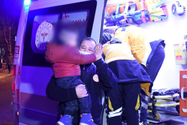 Tartışan çiftin otomobilde bıraktığı 2 çocuk donmak üzereyken kurtarıldı