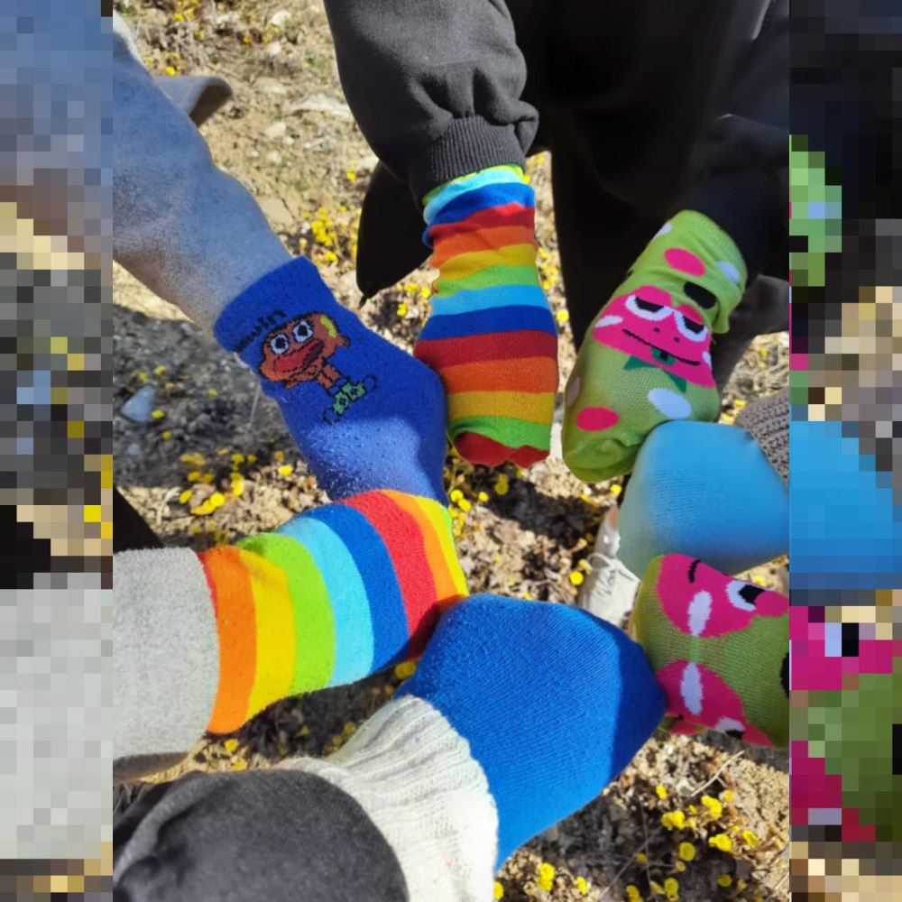 Renkli çoraplarla farkındalık yarattılar