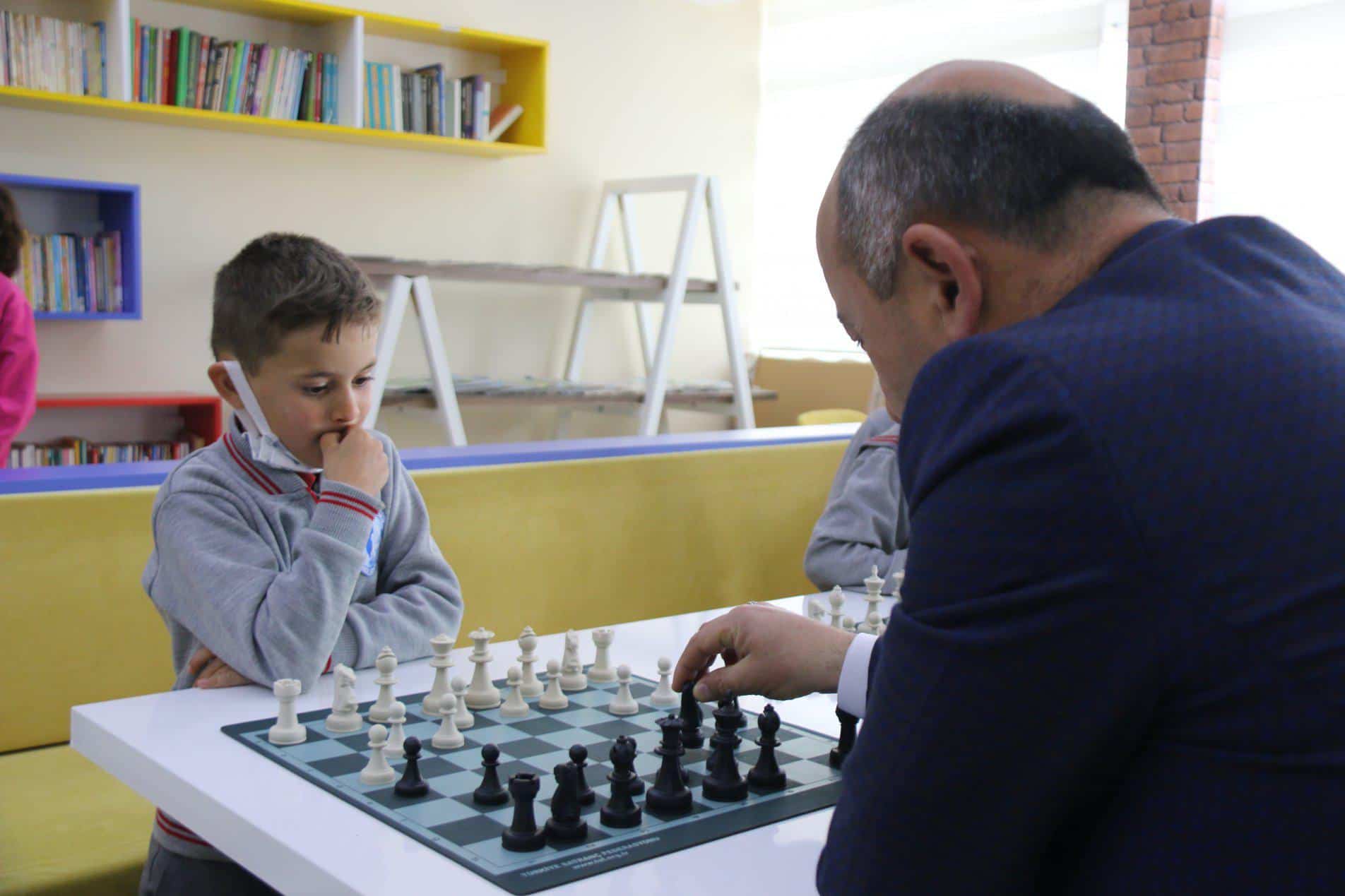 Öğrencilerle sohbet edip, satranç oynadı