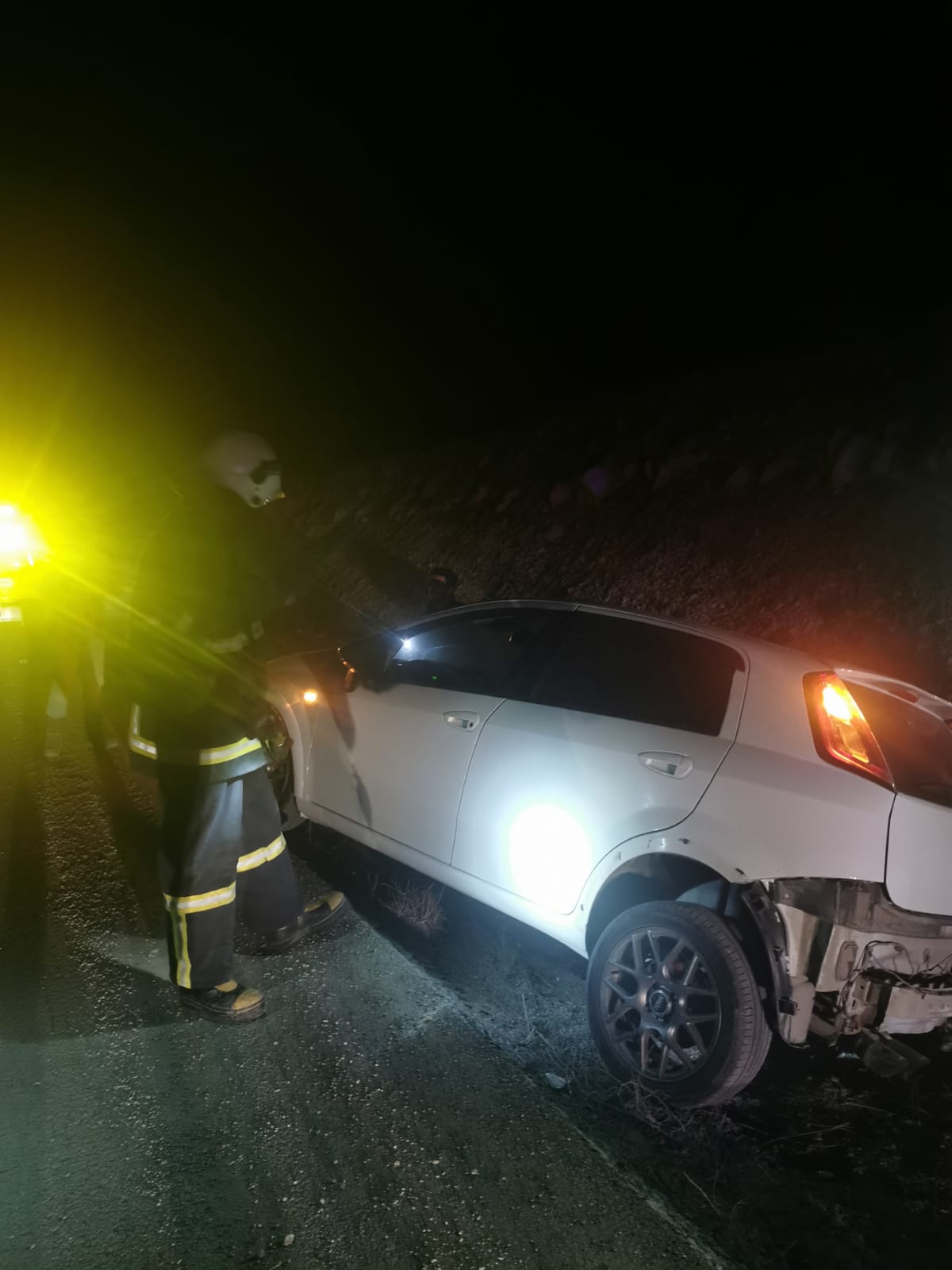 Otomobil yoldan çıktı! Neyse ki korkulan olmadı