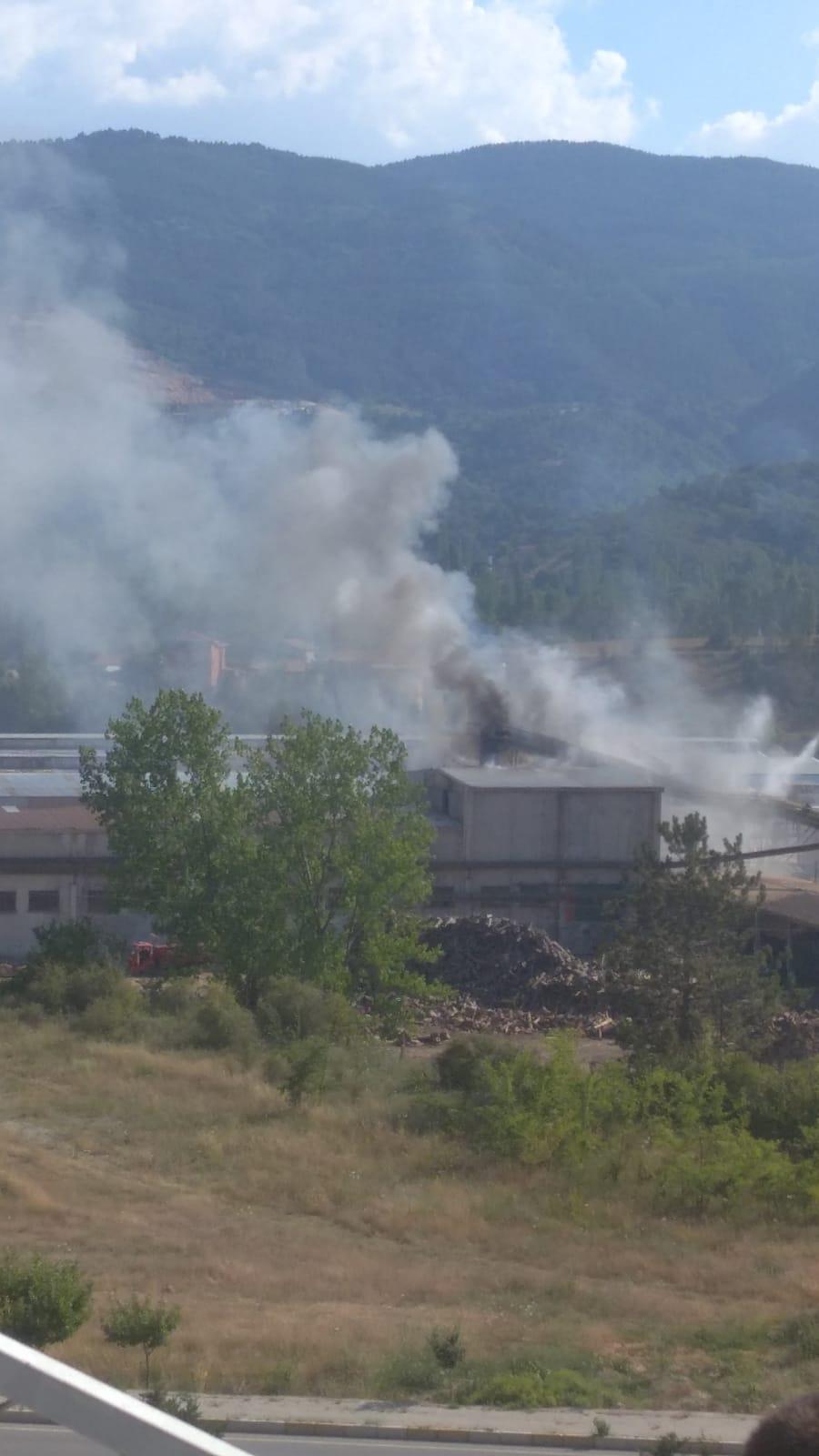Simav’da fabrika yangını! Ekiplerin müdahalesi sürüyor