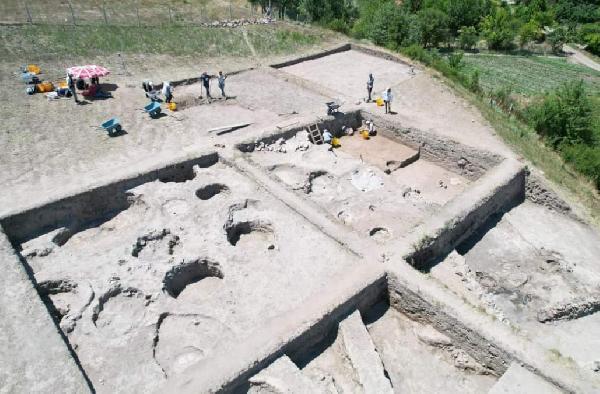 3 bin 300 yıllık mühür ve hançer bulundu 