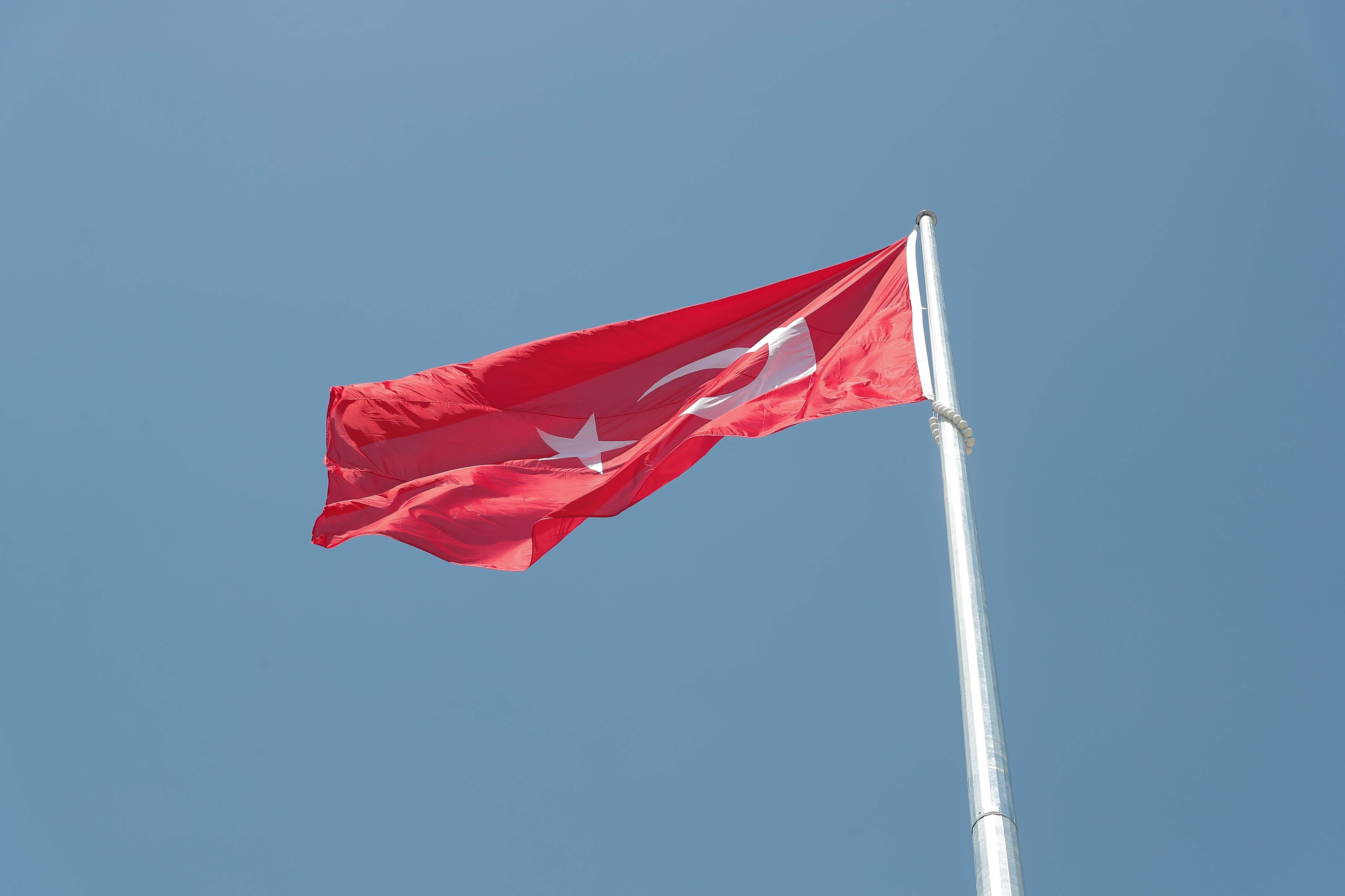 Türk Bayrağı göndere çekildi