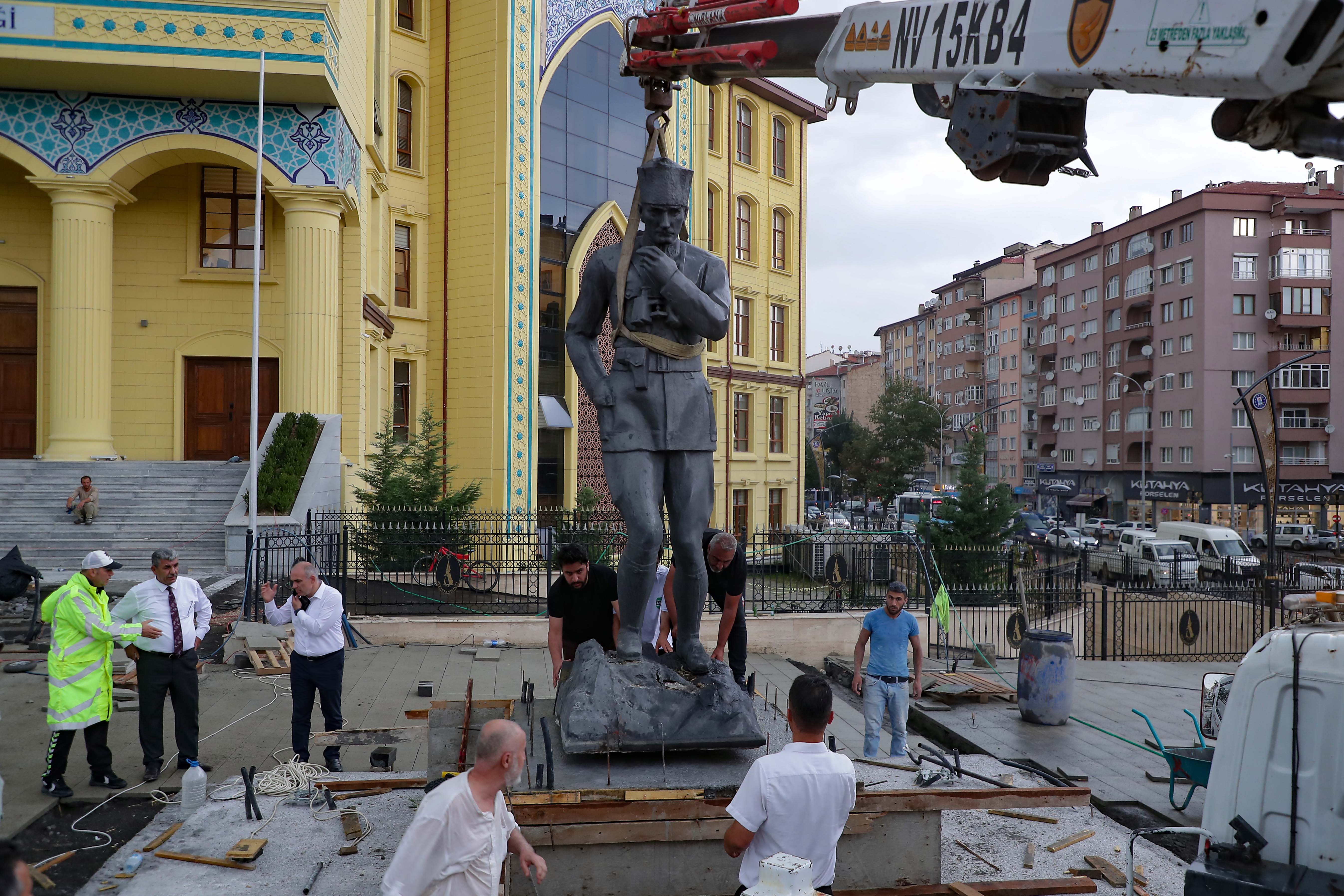 Atatürk heykeli Zafer Meydanına yerleştirildi
