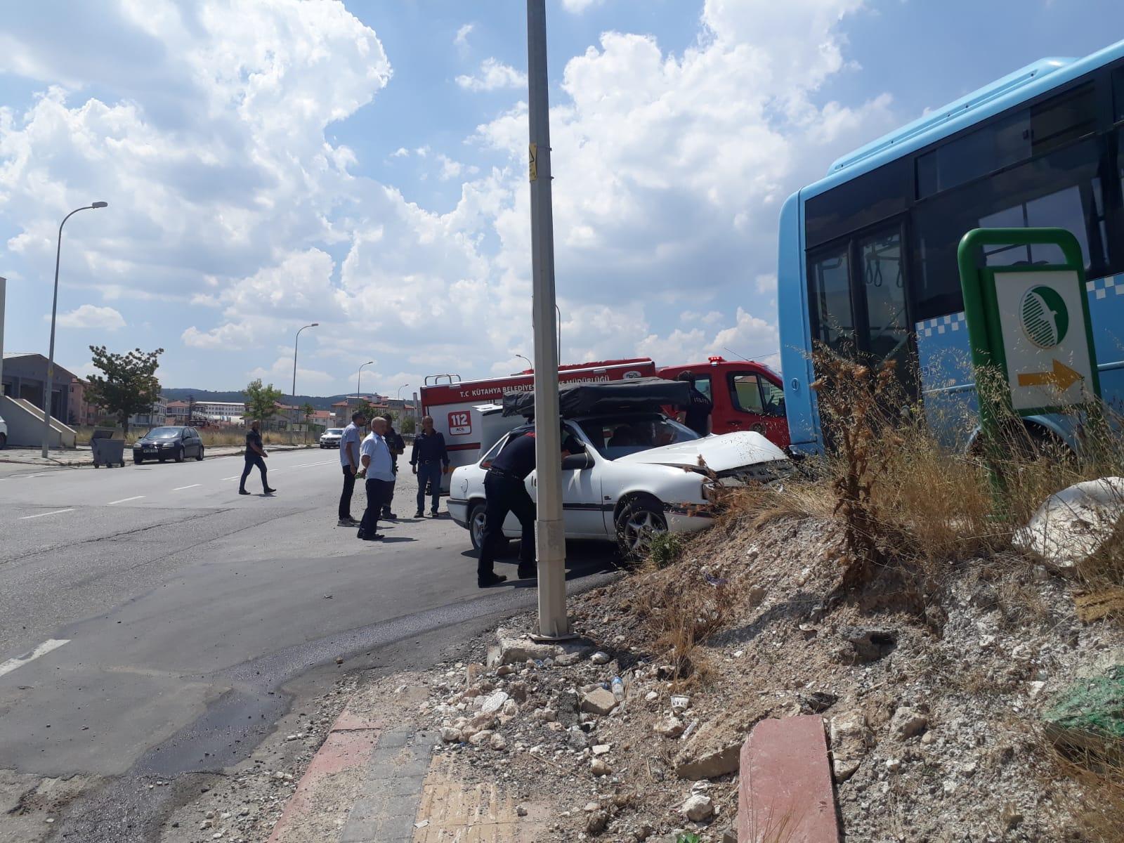 Otomobil park halindeki otobüse çarptı: 1 yaralı