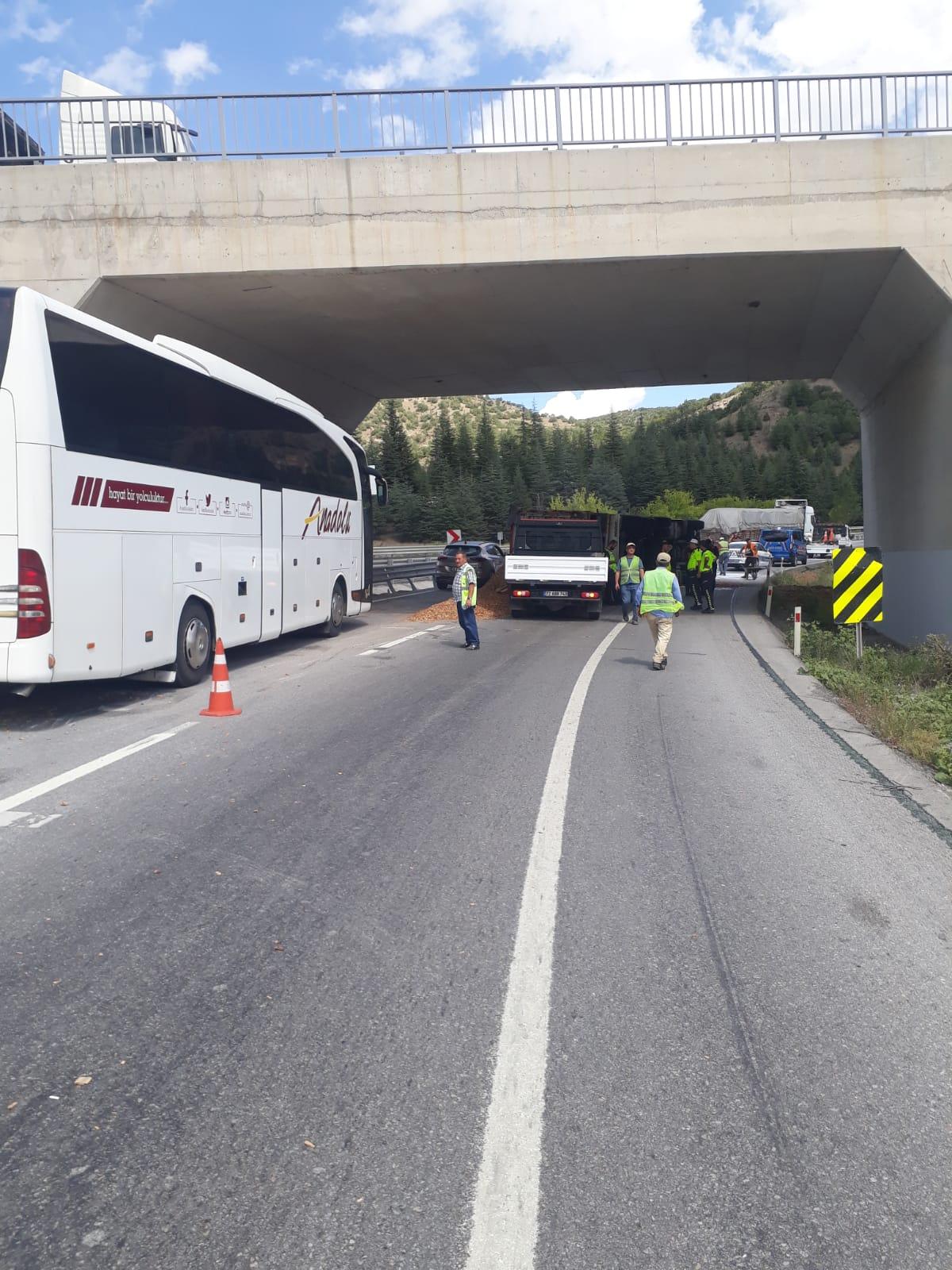 Talaş yüklü TIR devrildi! Eskişehir yolu trafiğe kapandı
