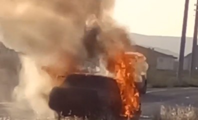 Otomobil alev alev yandı, sürücüsü canını zor kurtardı