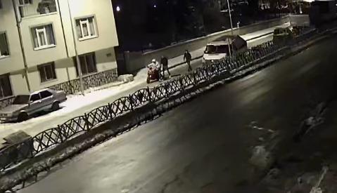 Elektrikli bisikleti sürükleyerek götürmeye çalışırken polise yakalandılar