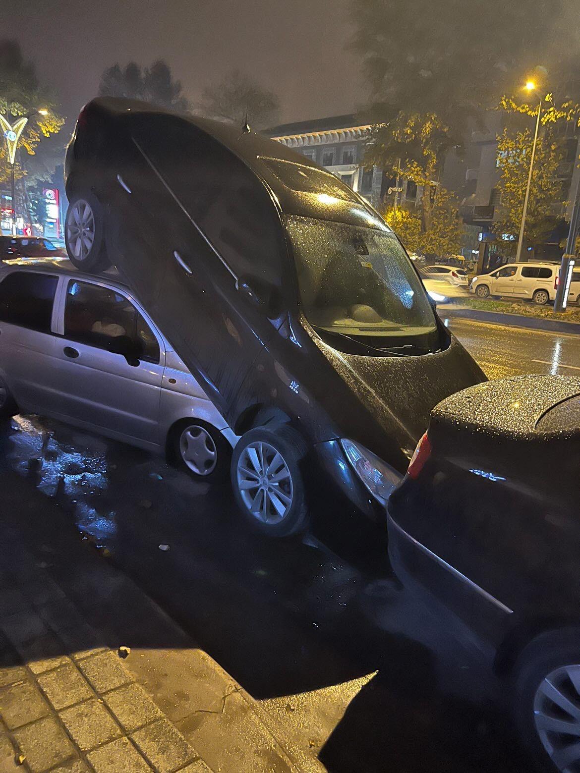 Alkollü sürücü park halindeki araçlara çarptı