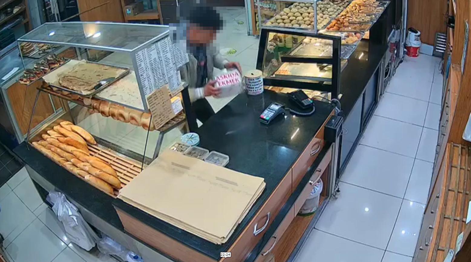 Biri 15 diğeri 19 yaşında! Askıda ekmek kumbarasını çalan şüphelilerden biri yakalandı