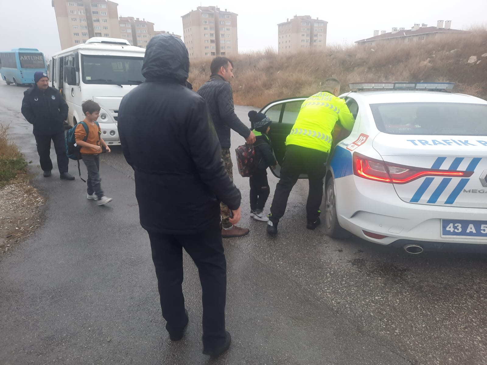 Servis şoförü yaş sınırına takıldı! Öğrencileri polis evlerine bıraktı