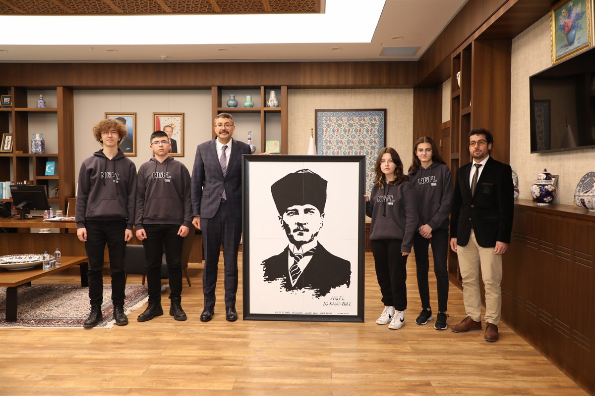 Çizdikleri Atatürk portesini Vali Çelik’e takdim ettiler