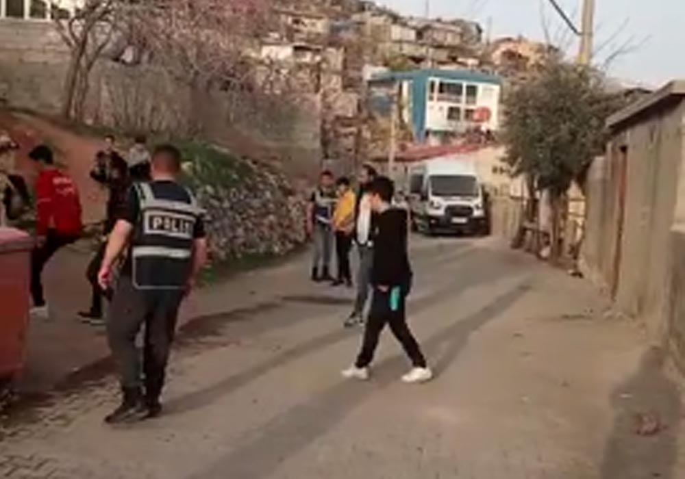 Kütahya polisi depremzede çocuklarla futbol oynadı