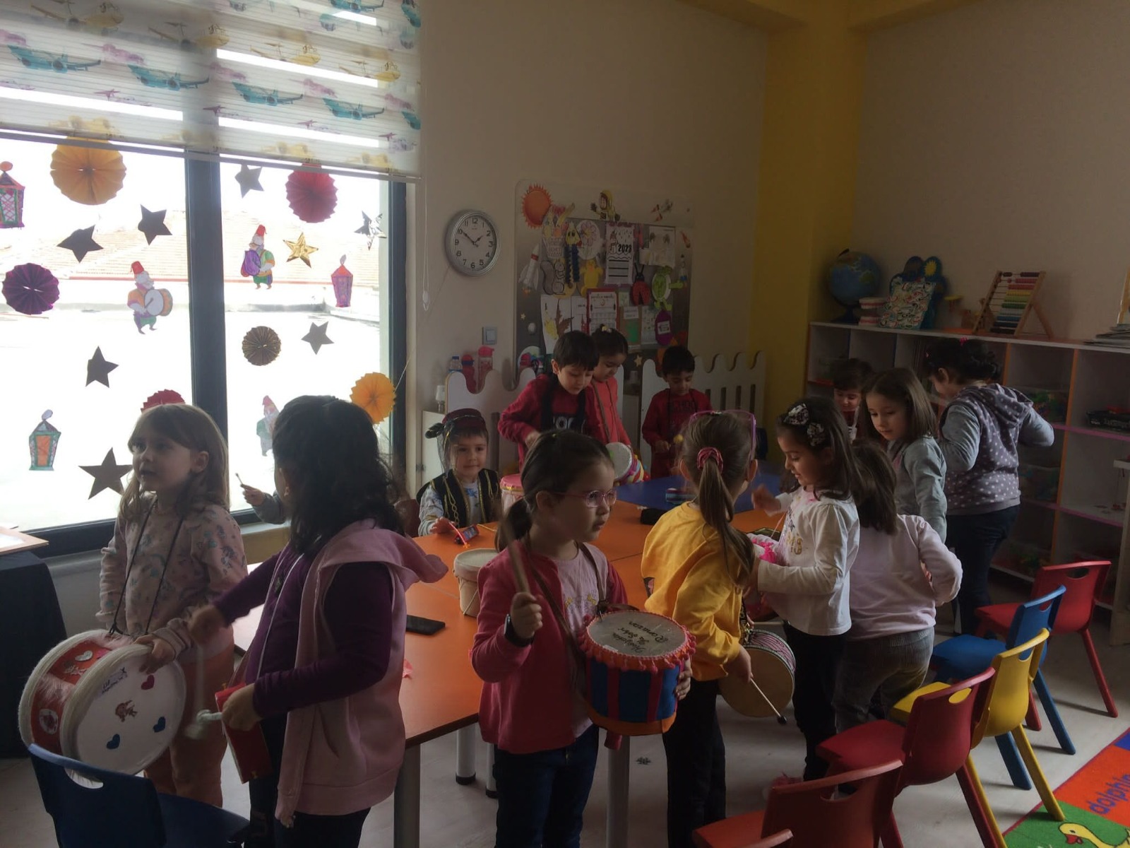 Minikler davul çalıp, mani söyledi