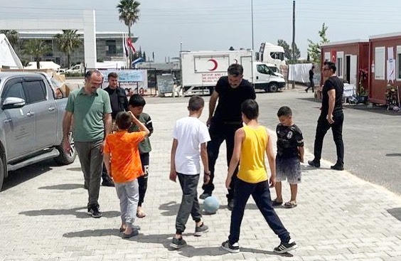 Vali Çelik çocukların yüzünü güldürüyor