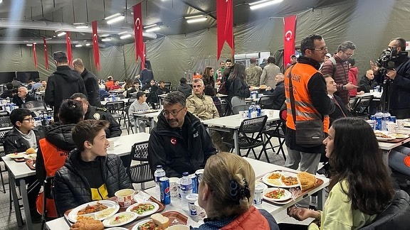 Vali Ali Çelik çadır kentteki öğrencilerle iftar yaptı