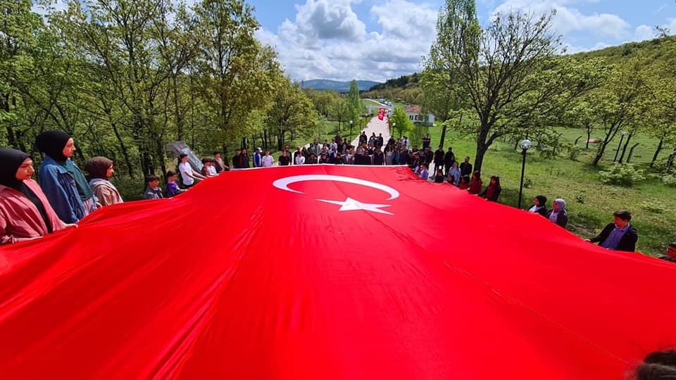 Türk Bayrağıyla Cevizdere Şehitliği’ne yürüdüler