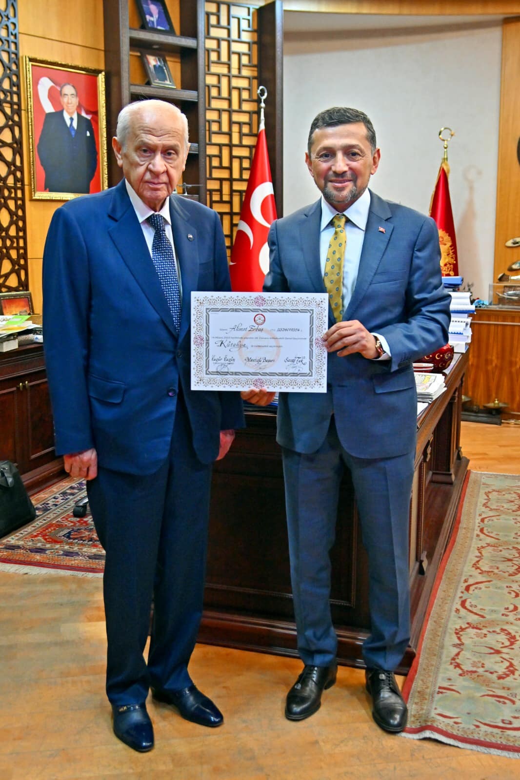 Erbaş, MHP Lideri Bahçeli’ye mazbatasını sundu