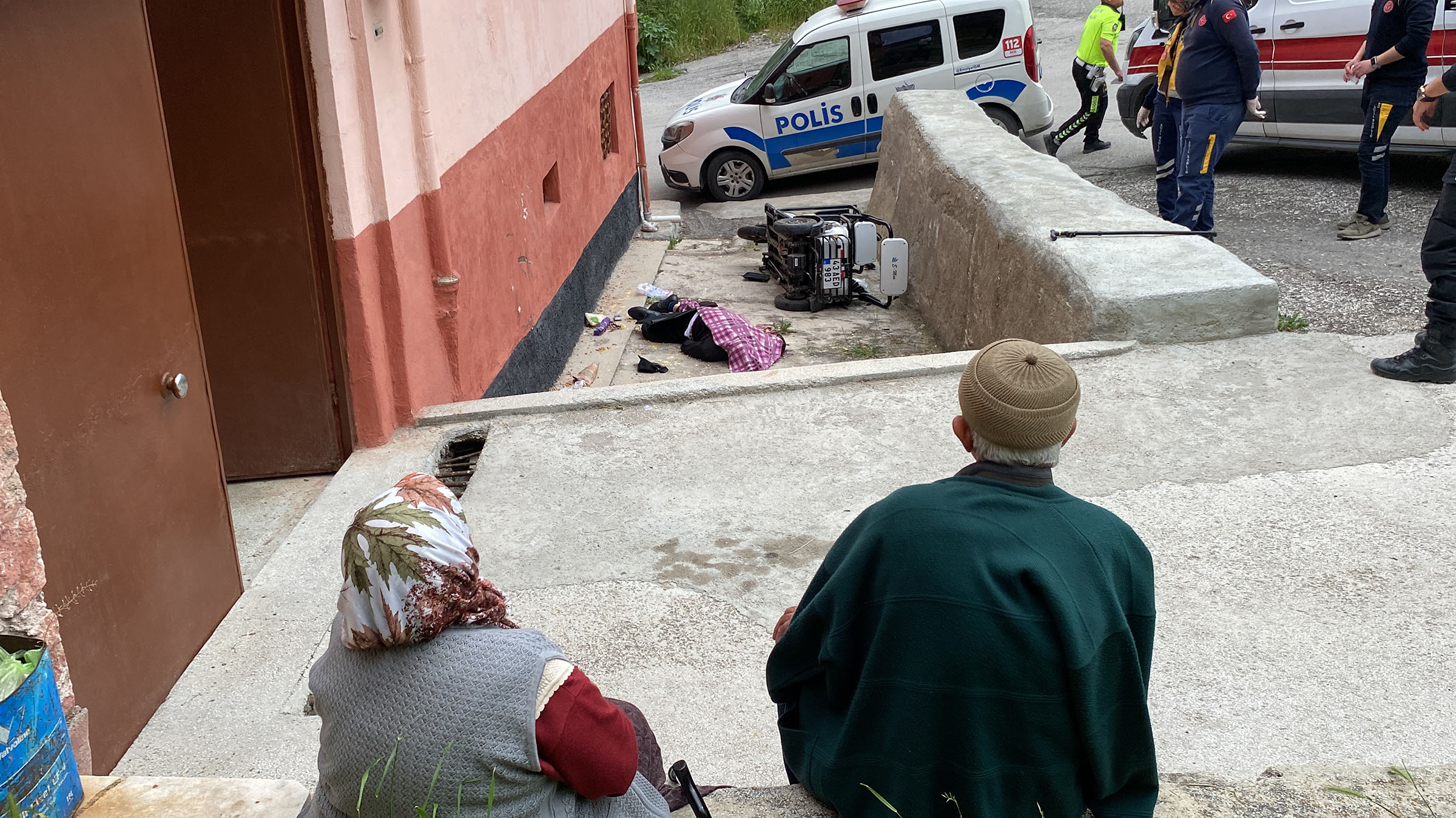 Yaşlı çift elektrikli bisiklet ile duvara çarptı! 1 kişi öldü, 1 kişi ağır yaralandı