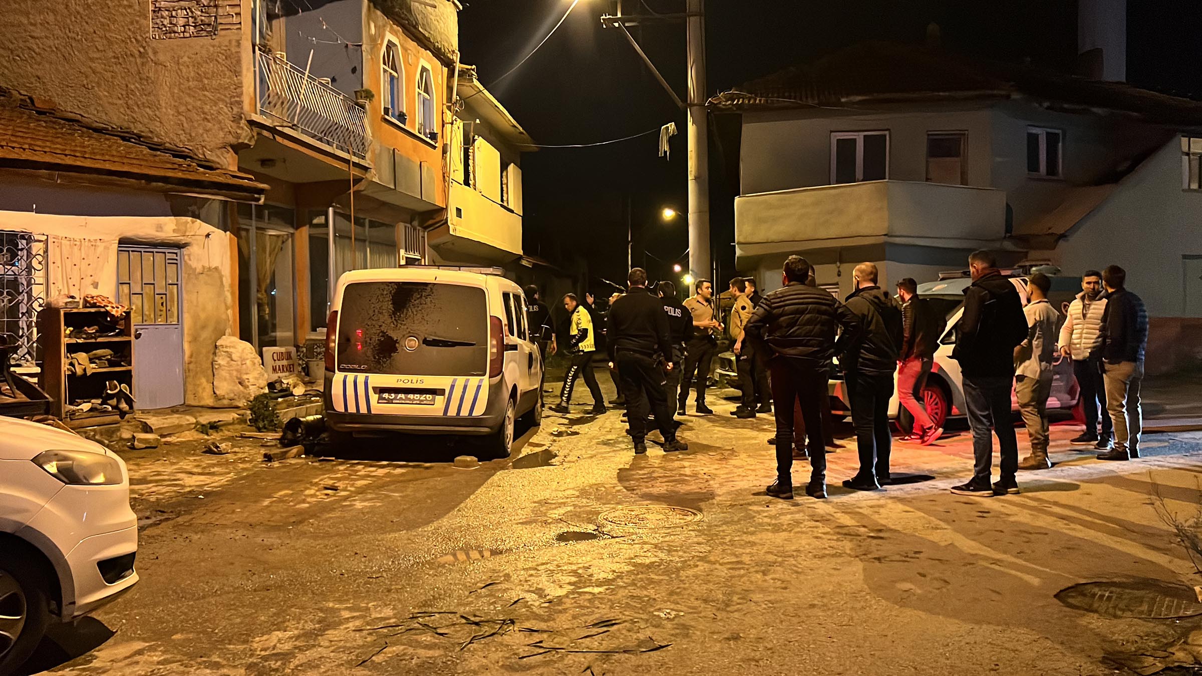 Romanlar yardım istedikleri polislere saldırdı! 2 polis yaralandı, 6 gözaltı