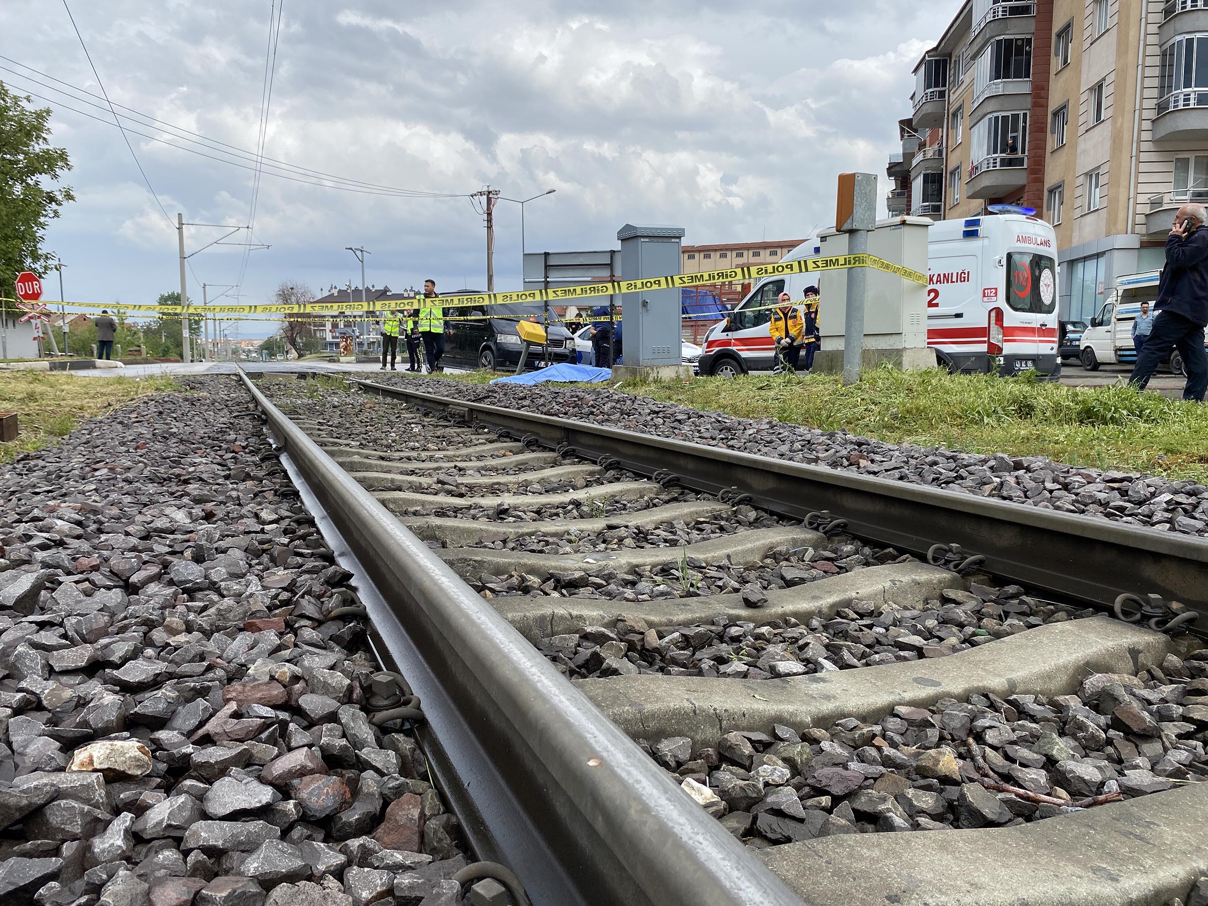 Telefonla konuşurken trenin çarptığı adam olay yerinde öldü