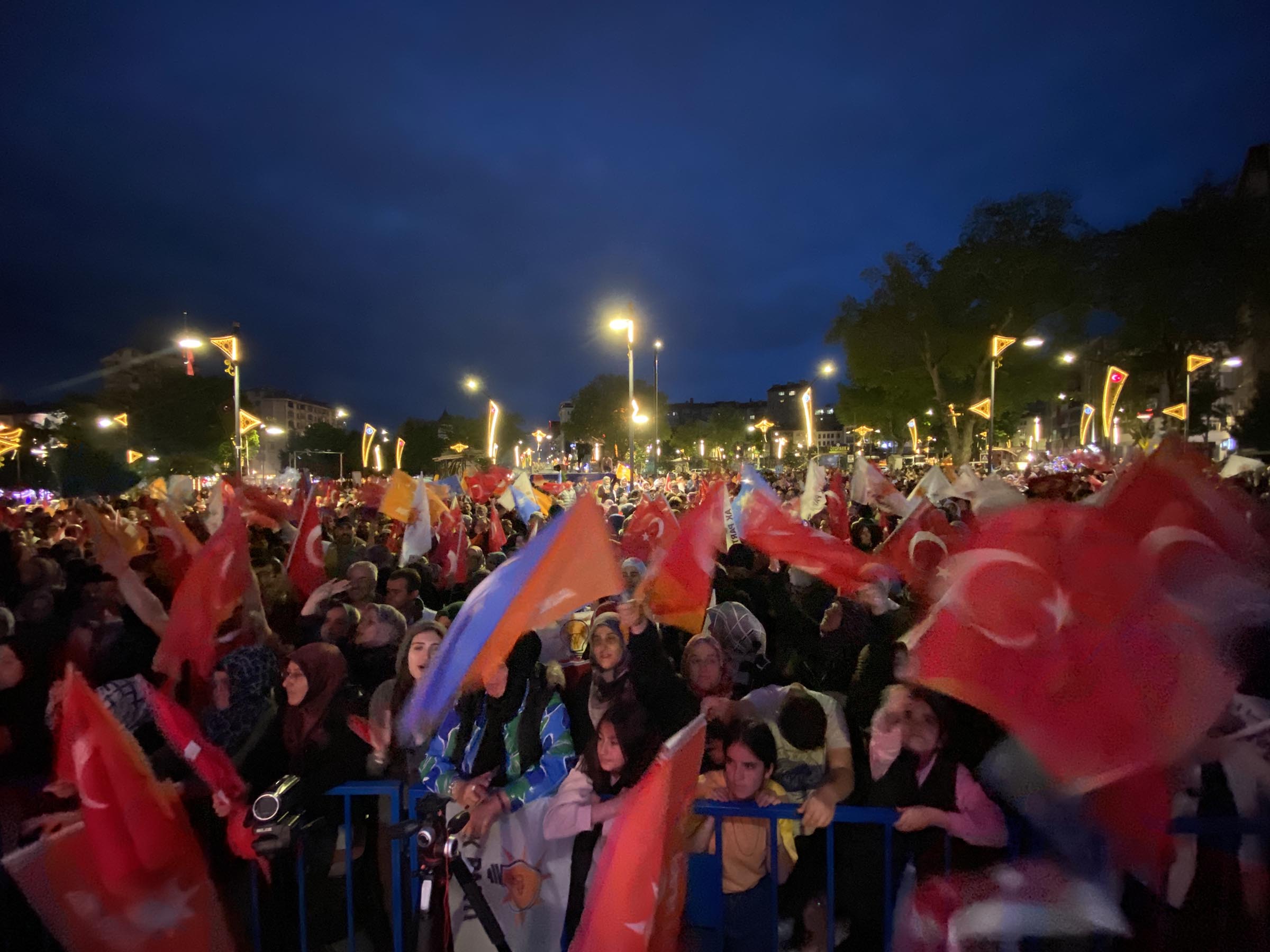 Erdoğan’ın seçim zaferini kutlayan vatandaşlar Zafer Meydanı’na akın etti!