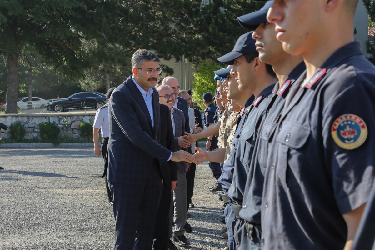 Vali Çelik, görev başındaki personelin bayramını kutladı