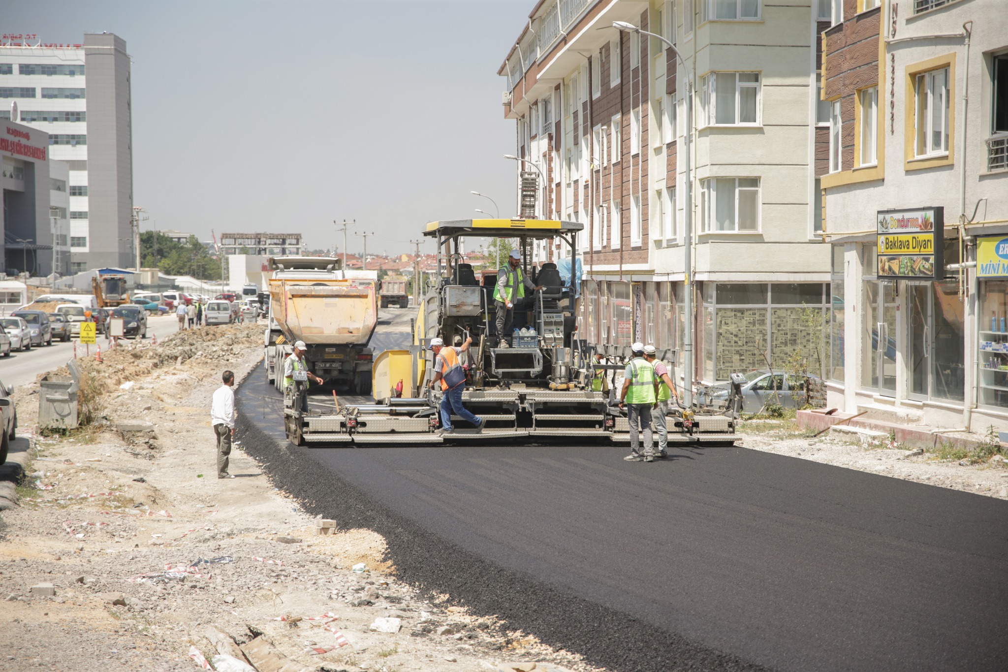 Eken Paşa Caddesi’nde asfalt serimi başladı
