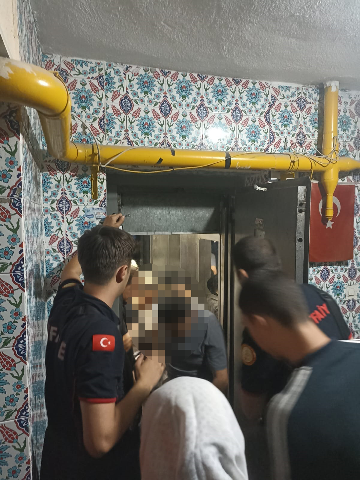 Asansörde mahsur kalan 6 kişi kurtarıldı