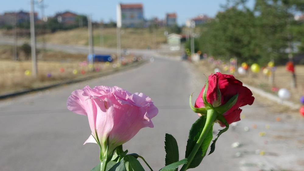 Sevdiği kadın için yürüdüğü caddeyi balon ve çiçeklerle donattı