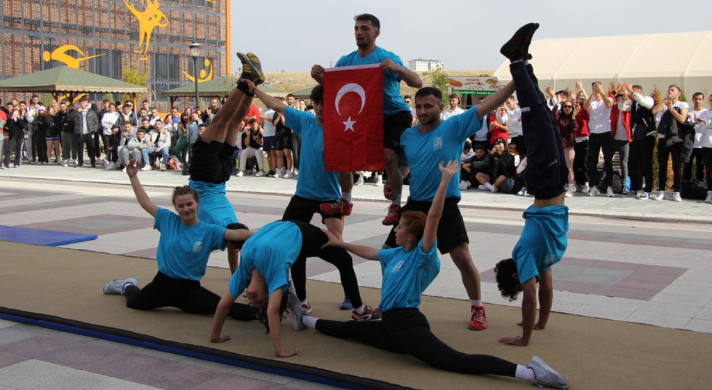 Üniversite öğrencileri 100’üncü yılı spor şenliğiyle kutladı