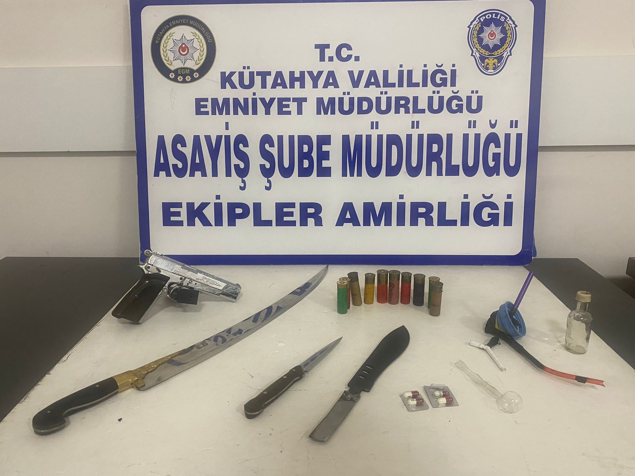 Kavga ihbarına giden polis uyuşturucu hap ve havalı tabanca ele geçirdi