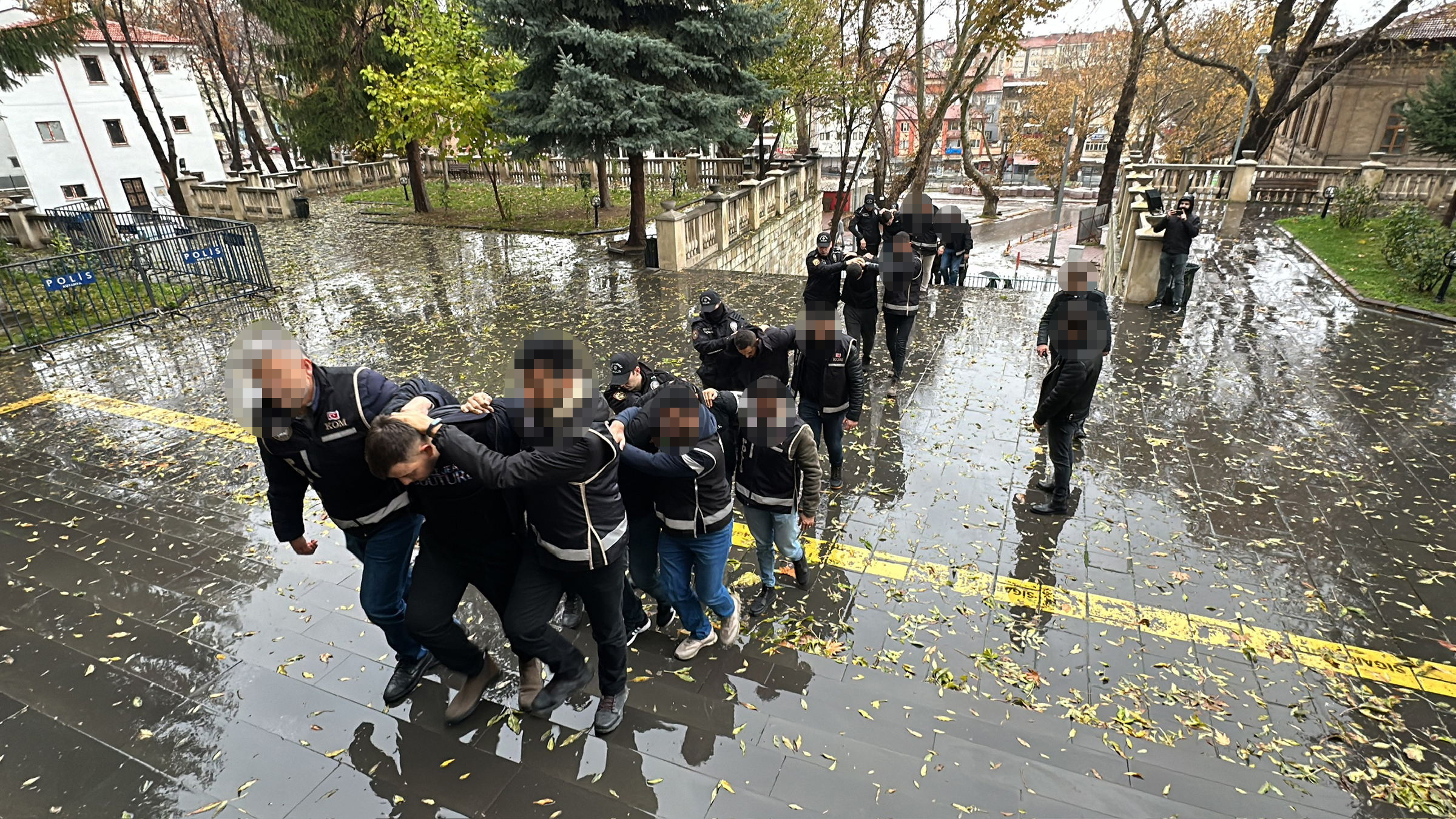 Silahlı saldırıların arkasından ‘Daltonlar’ çıktı! Kütahya polisi çeteyi çökertti