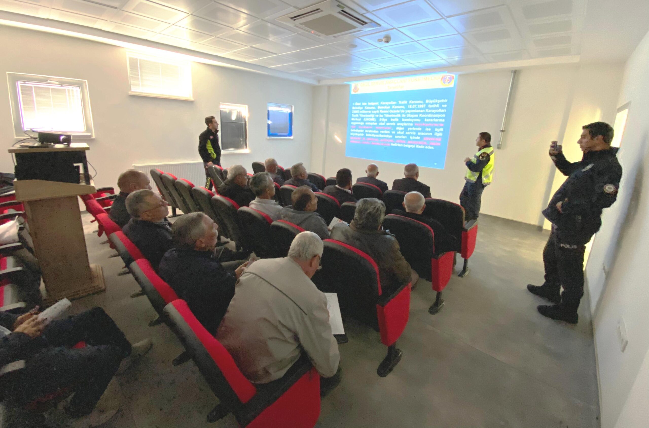 Okul servis şoförlerine trafik eğitimi verildi
