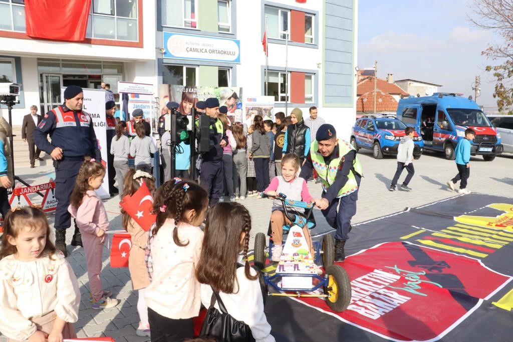  Jandarma, öğrencilere trafik eğitimi verdi