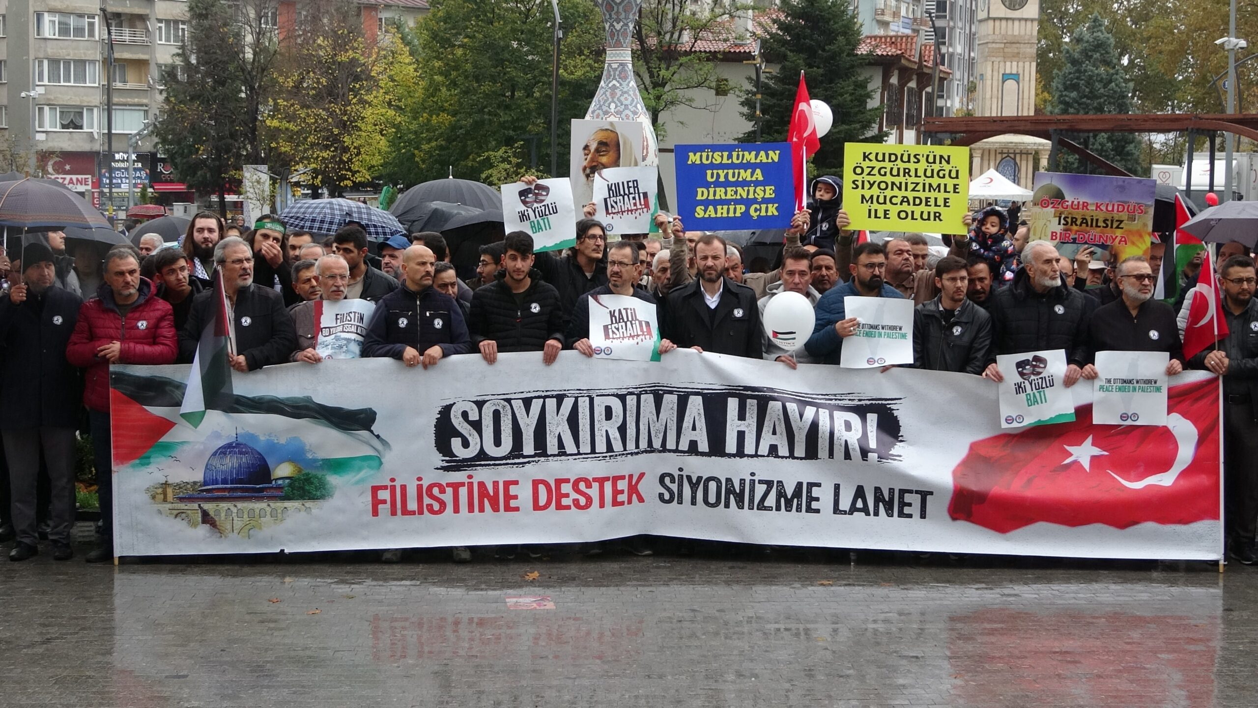 Yüzlerce Kütahya ‘El Ele Gazze Şeridi’ oluşturdu