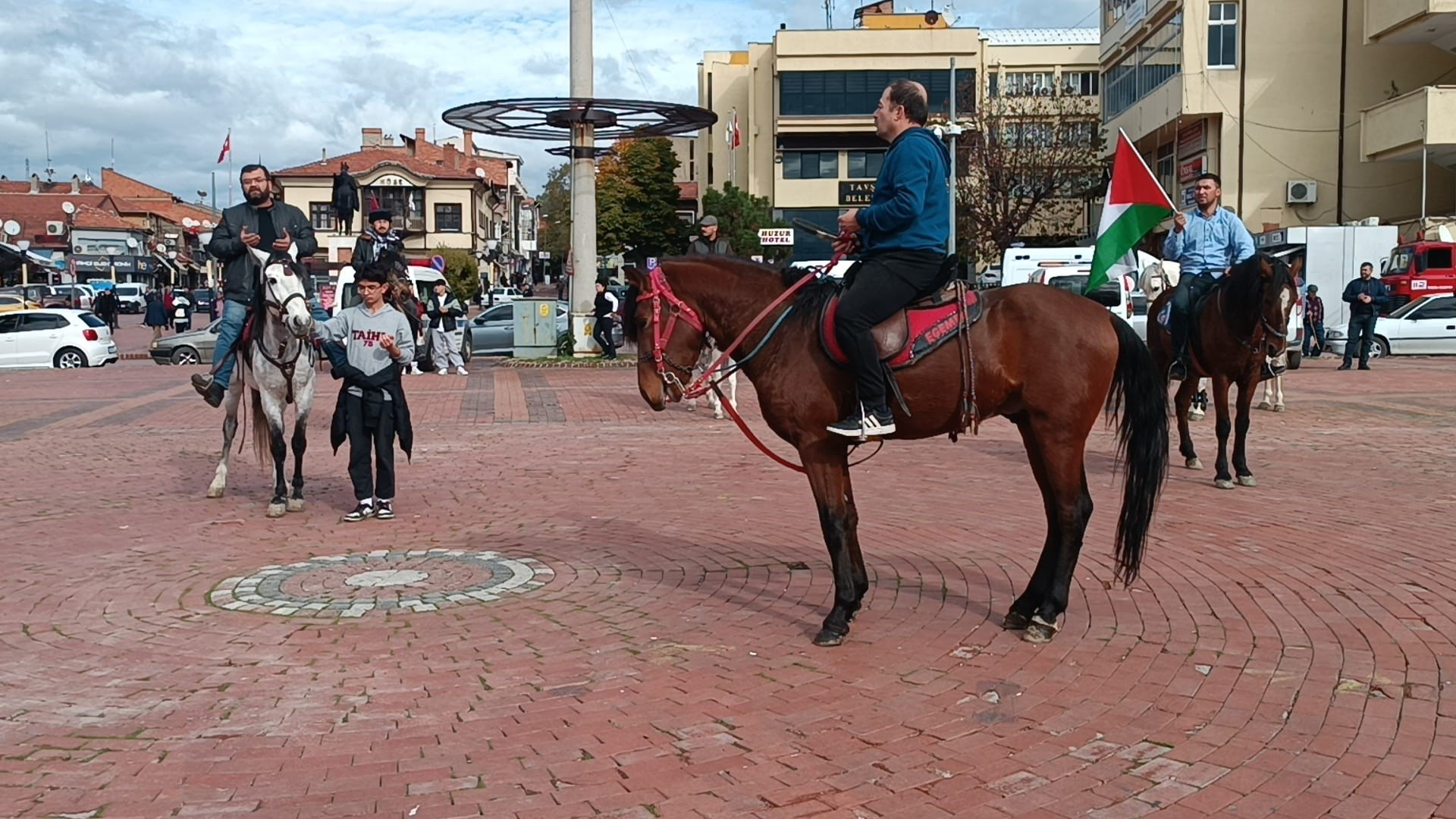 Zulme dur demek için için atlarıyla yürüyüş düzenlediler