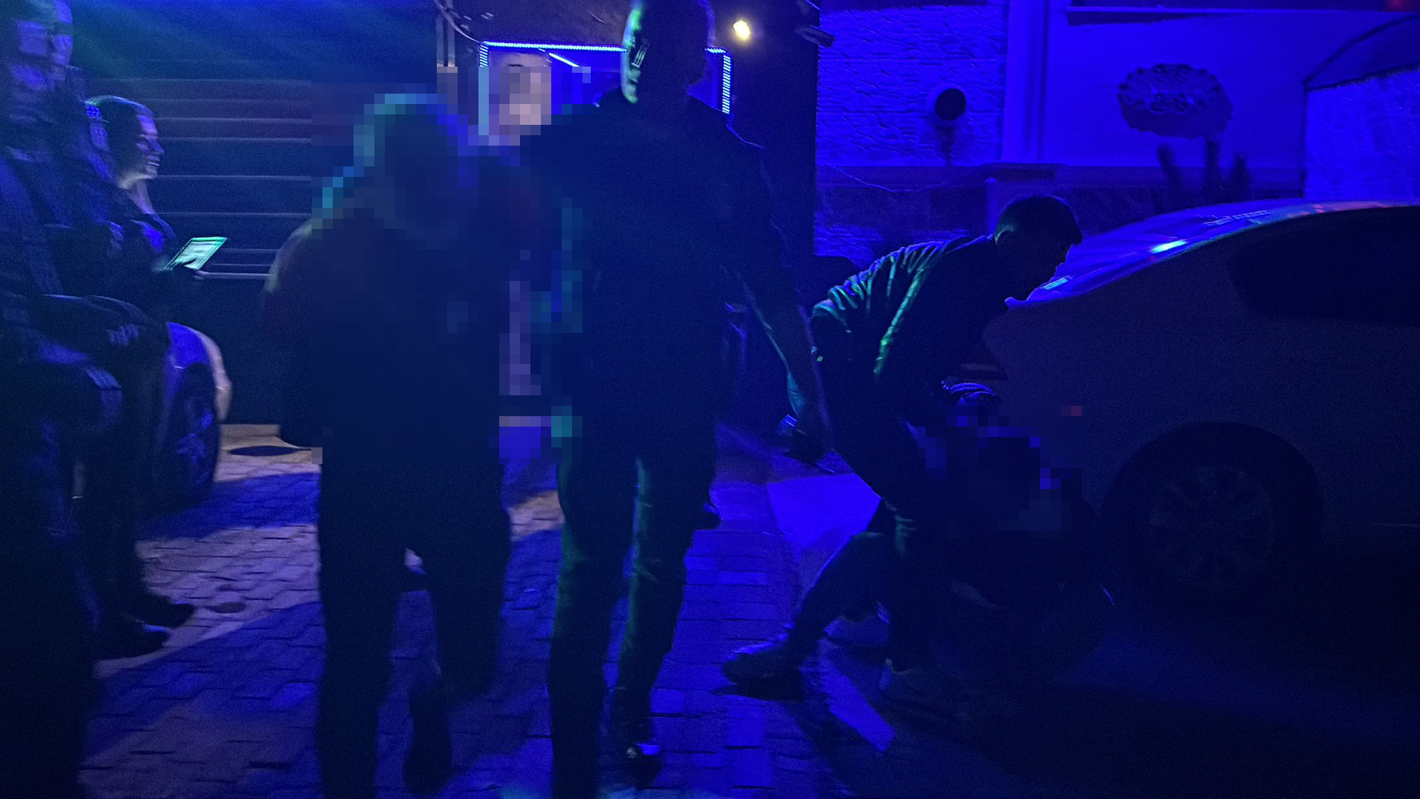 Kimlik soran bekçilere bira şişesiyle saldırmaya kalktı! 4 gözaltı