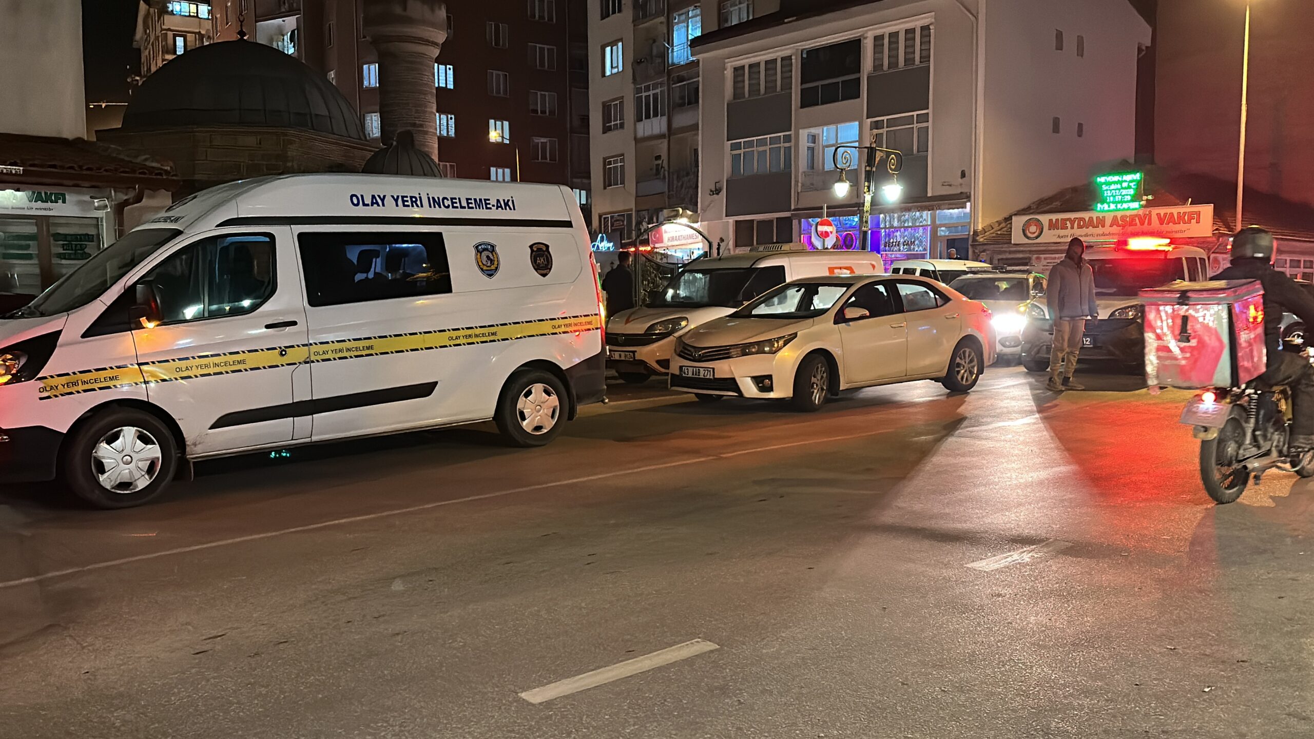 Trafikteki tartışmada kan aktı! Silahlı yaralama anı kamerada!