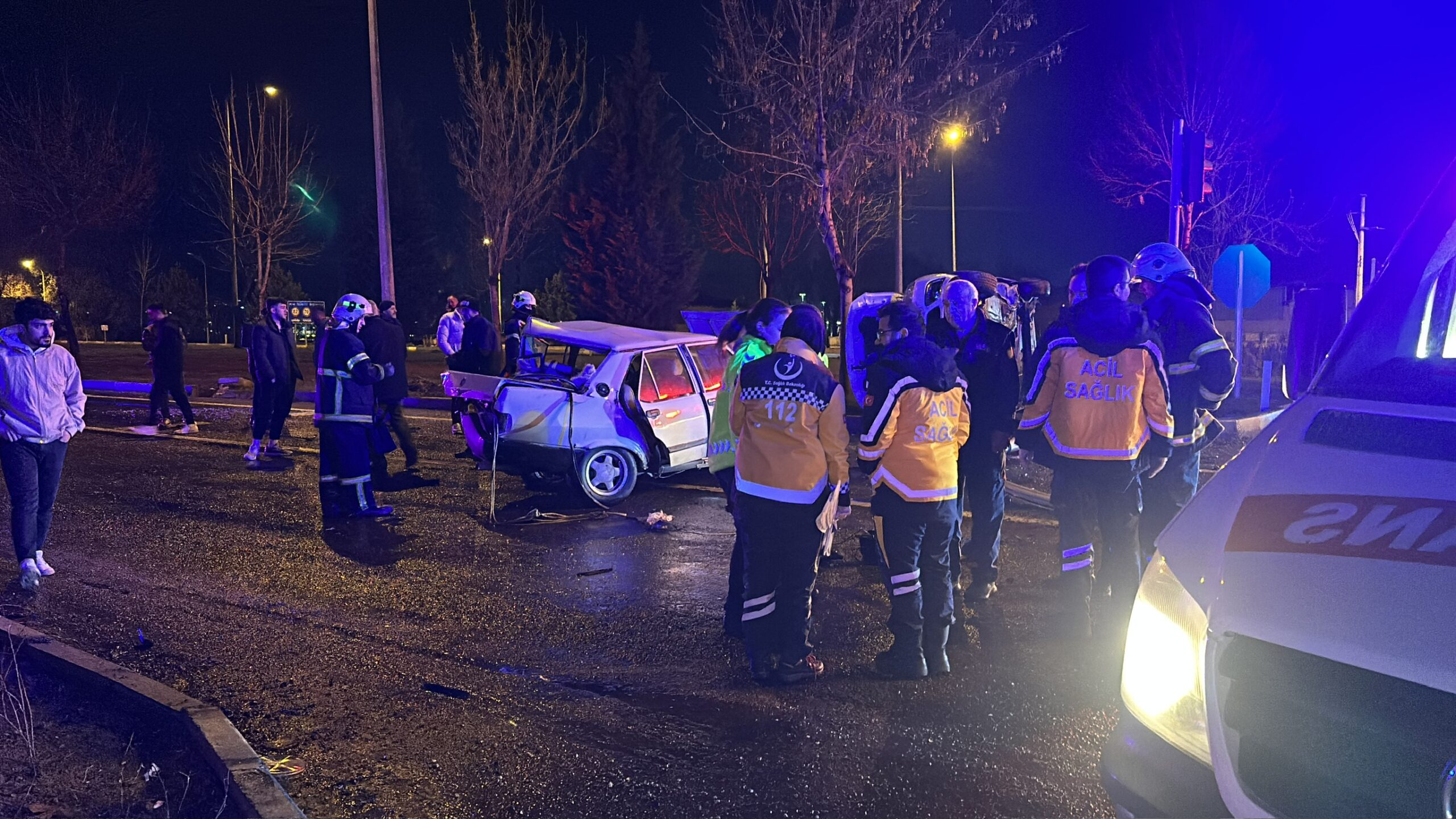 Kırmızı ışıkta bekleyen otomobile çarptı! Aracını bırakıp kaçtı