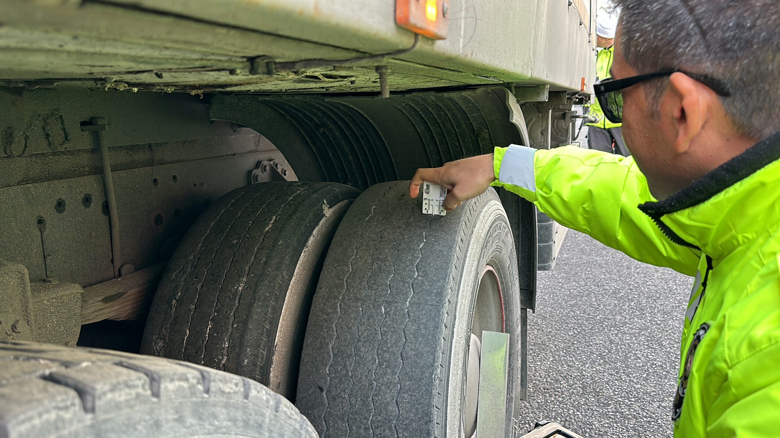 Trafik ekipleri ticari araçlarda ‘Zorunlu kış lastiği’ denetimi yaptı