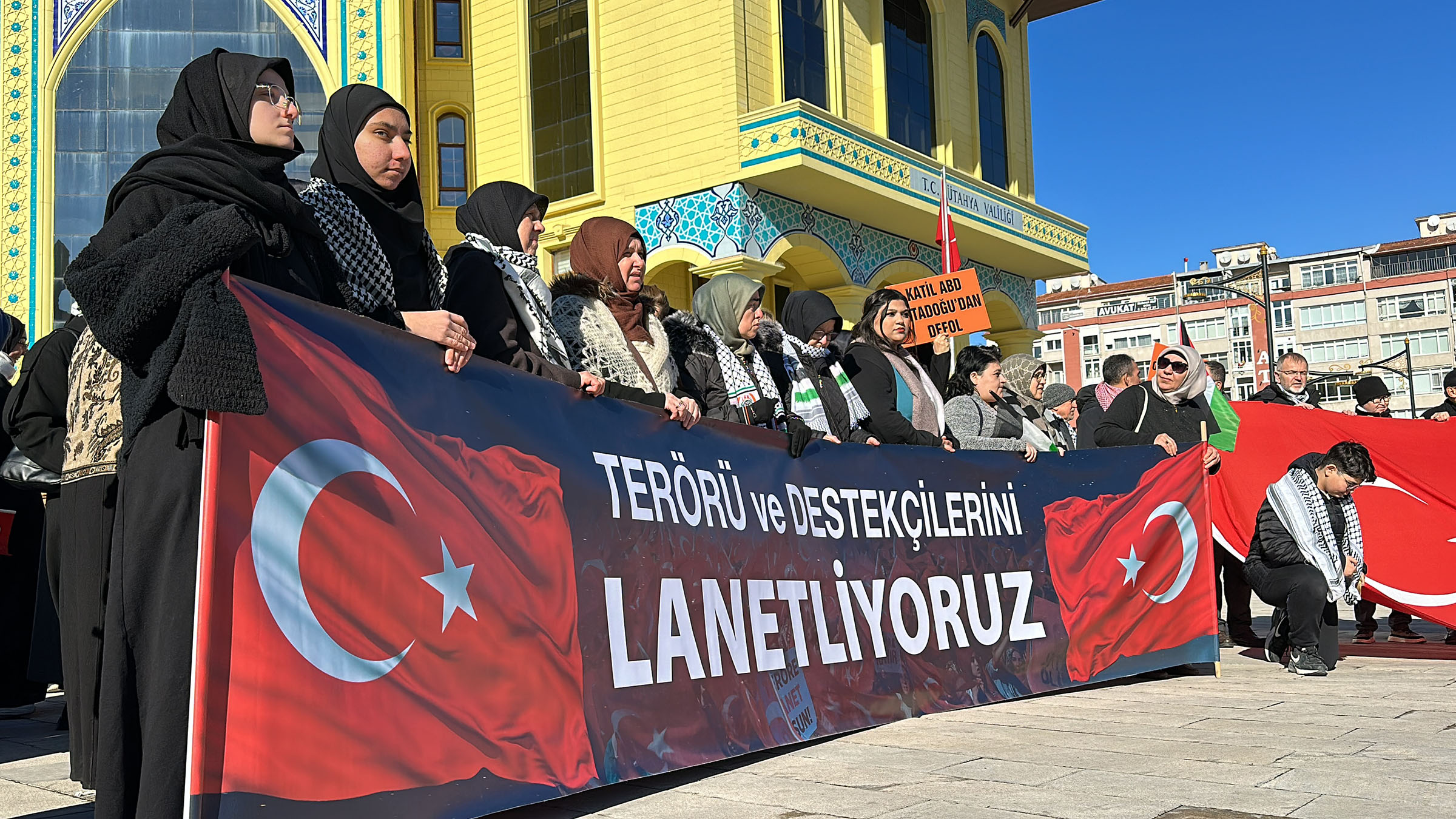 Kütahya’da STK’lar şehitler ve Filistin için Zafer Meydanı’nda buluştu