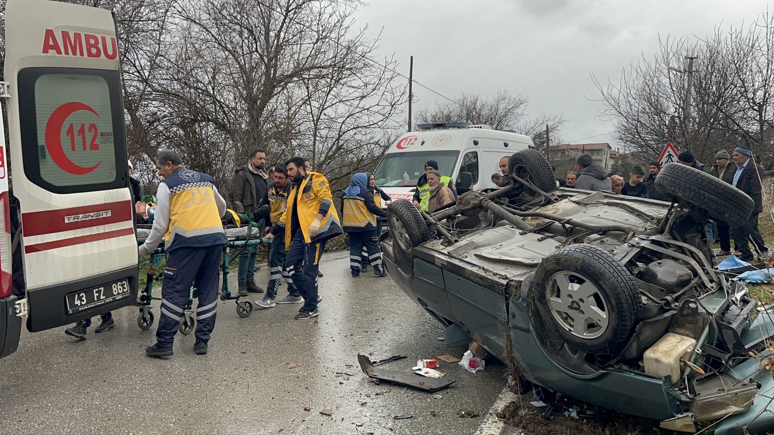 Otomobil elektrik direğine çarptı: 1’i çocuk 5 yaralı