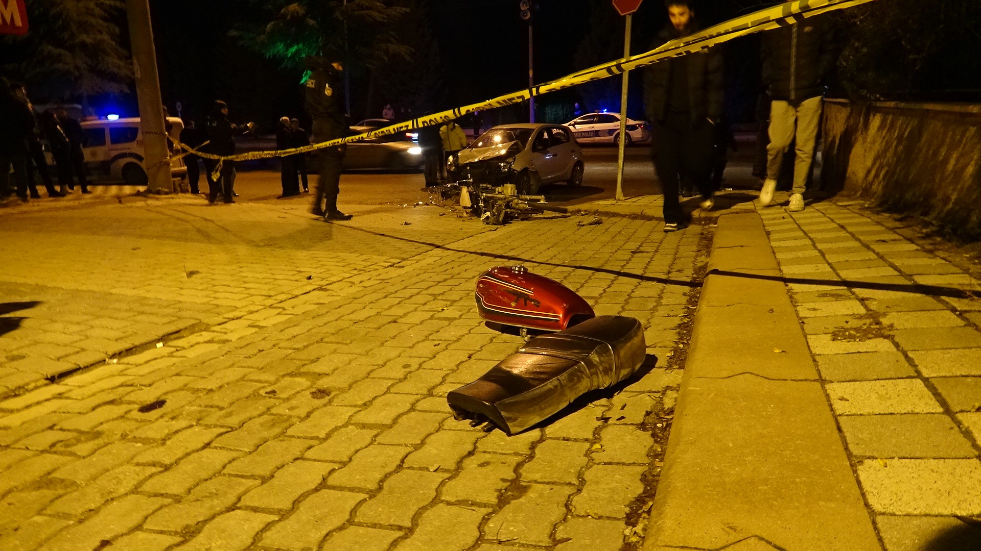 Motosikletteki 2 kişi ağır yaralandı
